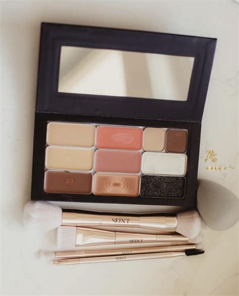 saint makeup foundation palette.